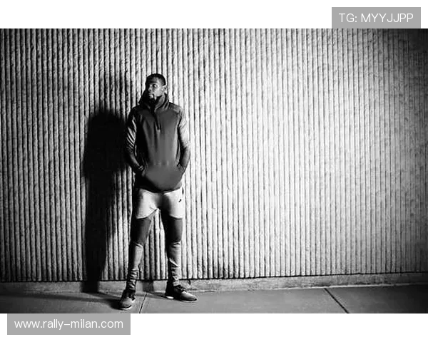 足球球星潮流风向标：从场上到街头引领时尚潮流的运动风尚